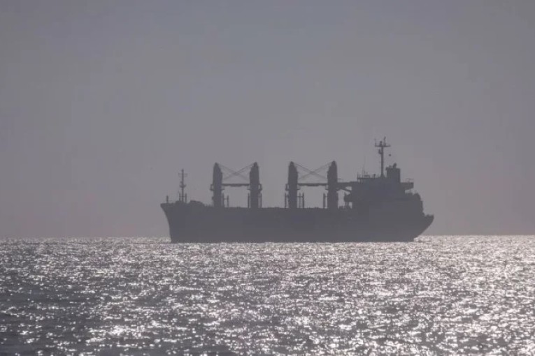 إشتعال النيران في ناقلة ترفع العلم الروسي ومصير طاقمها مجهول