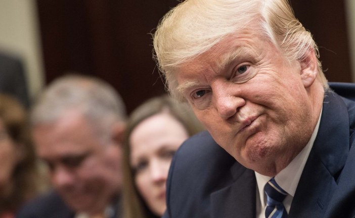 ارتفاع أسعار الوقود في أمريكا يدفع شعبية دونالد ترامب لأدنى مستوى