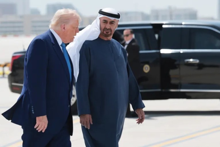 محمد بن زايد يبحث مع ترمب الاعتداءات الإيرانية على الإمارات ودول المنطقة