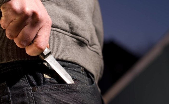 ﺳﻮﺳﺔ : ﻗﺎﺻﺮ ﻳﻄﻌﻦ ﺛﻼﺛﺔ ﺃﻓﺮﺍﺩ ﻣﻦ ﻋﺎﺋﻠﺘﻪ