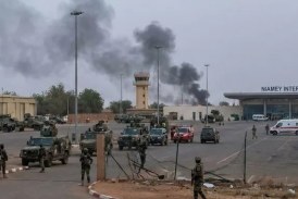 النيجر: مقتل 11 جنديا ومدنييَن في الهجوم على مطار نيامي