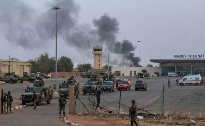 النيجر: مقتل 11 جنديا ومدنييَن في الهجوم على مطار نيامي