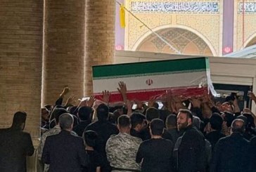 مئات الإيرانيين يتوافدون على مصلى طهران قبل ساعات من تشييع علي خامنئي