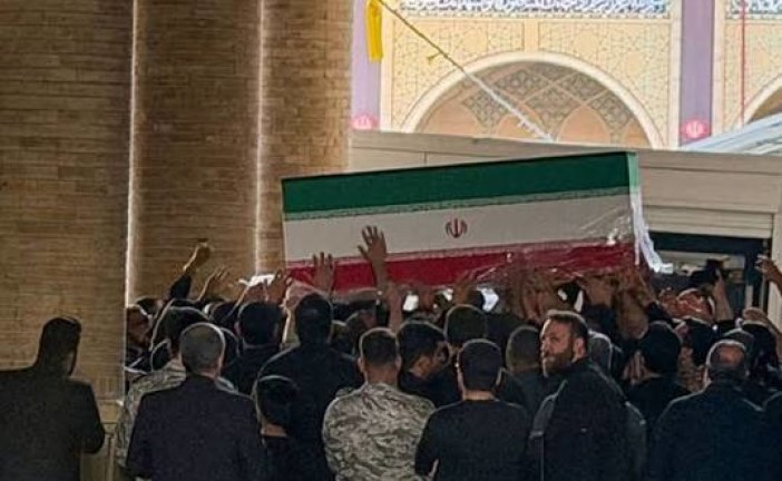 مئات الإيرانيين يتوافدون على مصلى طهران قبل ساعات من تشييع علي خامنئي