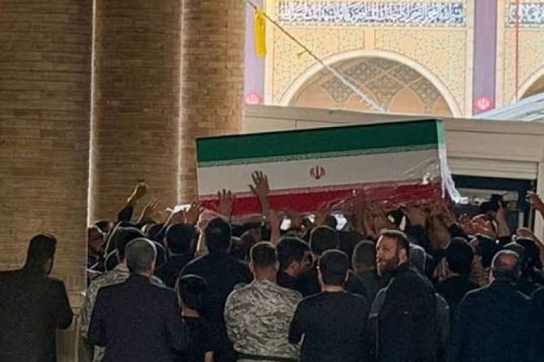 مئات الإيرانيين يتوافدون على مصلى طهران قبل ساعات من تشييع علي خامنئي