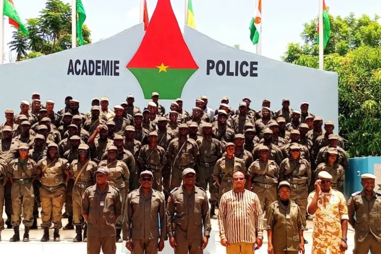 سلطات بوركينا فاسو تفرض التدريب العسكري على 44 صحفيا