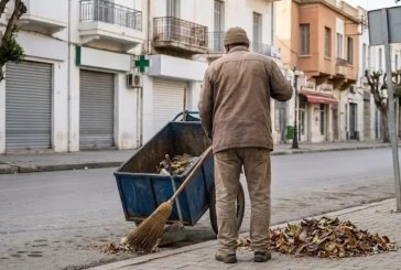 المنستير: سبعيني يتطوّع لتنظيف مدينته يوميًا منذ 11 عامًا ودون مُقابل