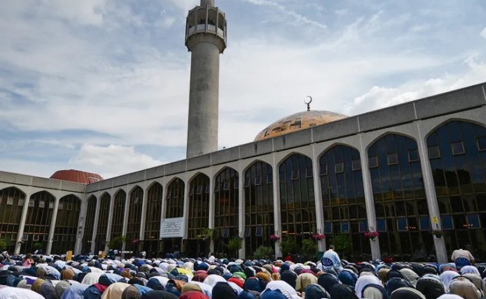 من المجلس إلى المذبح.. كيف يلاحق اليمين المتطرف مسلمي بريطانيا؟