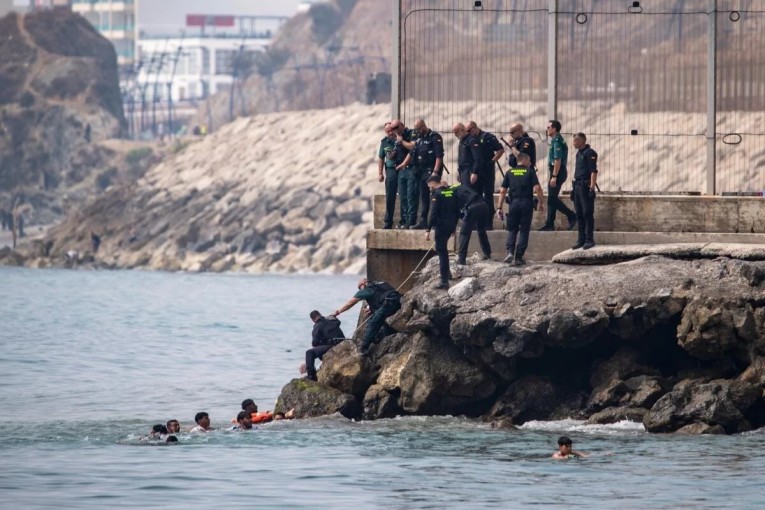 حاكم سبتة: مقتل أكثر من 100 شخص أثناء اقتحام الحدود