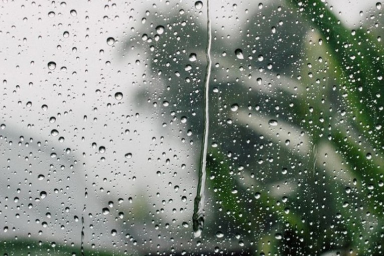 سحب رعدية وأمطار غزيرة بعد الظهر