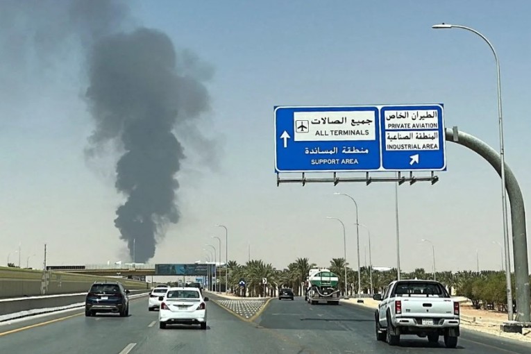 الحوثيون يستهدفون مطار الرياض بصاروخ