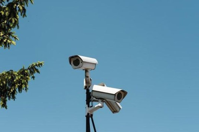بلدية جربة حومة السوق تنطلق في إجراءات تركيز كاميرات مراقبة للتصدي للإلقاء العشوائي للفضلات