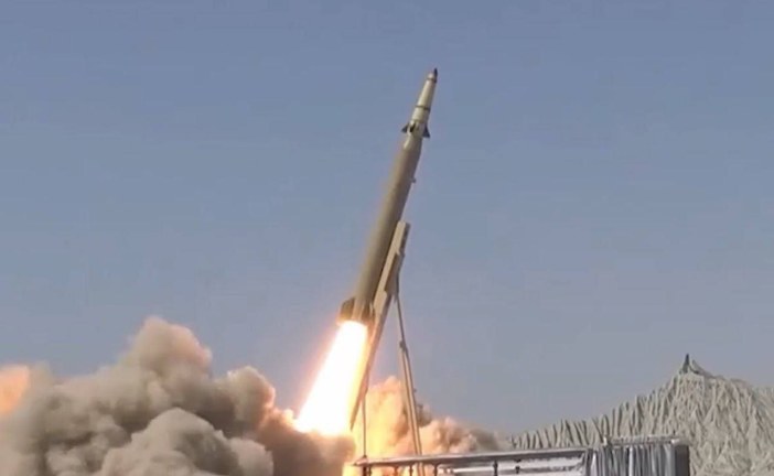 الحوثيون يعلنون استهداف مطار الرياض بصاروخ بالستي